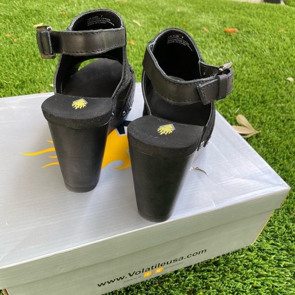 Volatile Black Wedge Shoes with Faux Snakeskin Design size 7 - Picture 4 of 5